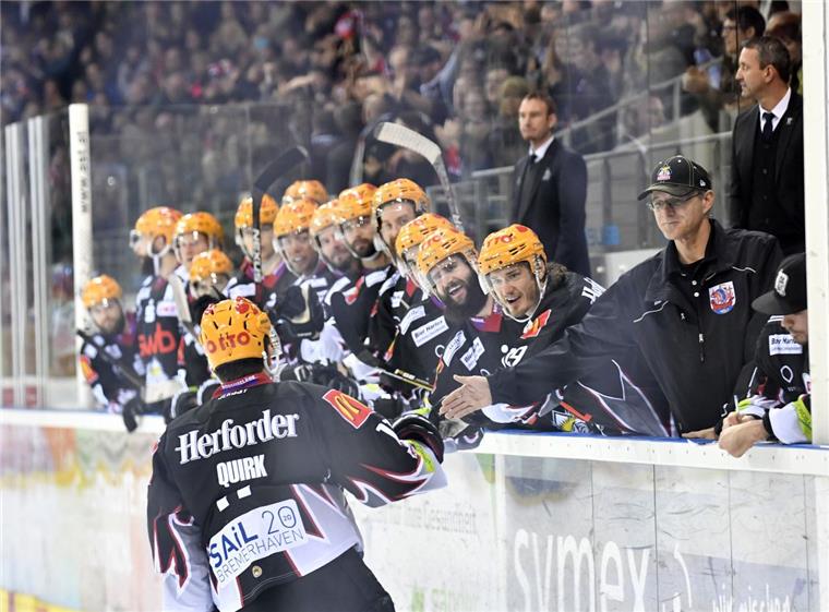 Keine Zeit zum Luftholen: Pinguins empfangen die Augsburger Panther Cory Quirk und seine Teamkollegen der Fischtown Pinguins wollen endlich mal wieder über einen Sieg jubeln.