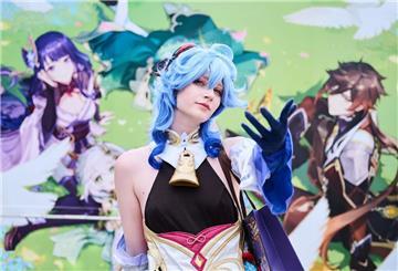 Normalerweise entführt das Rollenspiel Genshin Impact die Spielenden in eine andere Welt - auf dem Sommerfest zum gleichnamigen Rollenspiel tun dies die Besuchenden: Durch Cosplay tauchen sie in die Welt ihrer liebsten Charaktere ein und nehmen die Zuschauenden mit. Foto: Annette Riedl/dpa