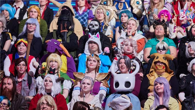 Cosplay-Spielerinnen und -Spieler haben sich in Hamburg versammelt.