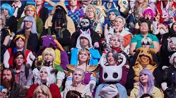 Cosplay-Spielerinnen und -Spieler haben sich in Hamburg versammelt.