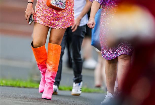 Cowboyboots gehören bei vielen „Swifties“ zum Outfit dazu.