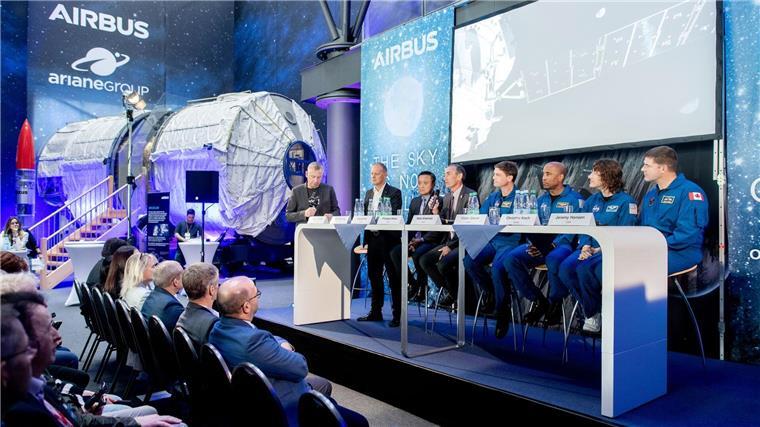 Crew der Artemis 2-Mission spricht bei einem Pressetermin im Gebäude der ArianeGroup vor Journalisten.