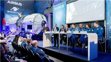 Crew der Artemis 2-Mission spricht bei einem Pressetermin im Gebäude der ArianeGroup vor Journalisten.