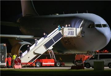 Crewmitglieder der „Gorch Fock“ verlassen das zuvor in Hamburg gelandete MedEvac-Flugzeug der Luftwaffe.