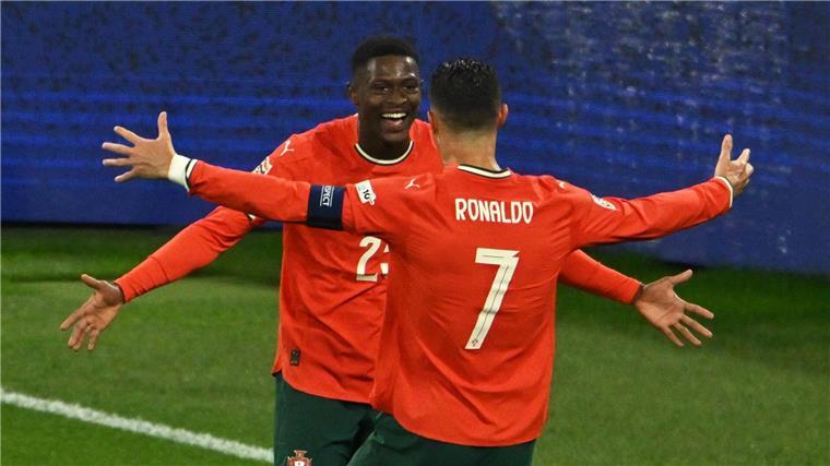 Cristiano Ronaldo feiert seinen Treffer zum 1:2 mit Nuno Mendes.