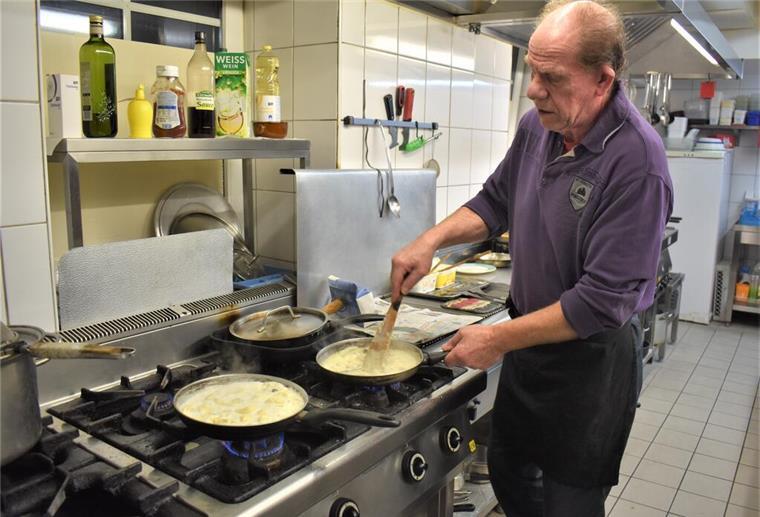 Das Restaurant „da Leo“ verlässt Bederkesa Curry-Sahne-Sauce für „Farfalle mit Shrimps“ - Gastronom Leopoldo Caniglia ist in seinem Element. Ab Anfang Februar kocht er nicht mehr in Bad Bederkesa.