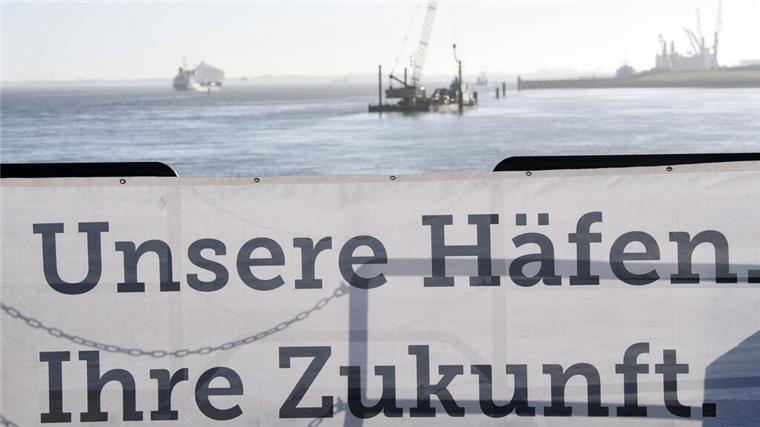 Cuxhaven Rammschlag Liegeplätze 5-/ in CuxhavenOlaf Lies , Stafan Wenzel, Uwe Santjer und Holger Banik