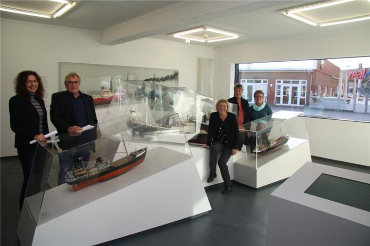Cuxhaven: Neue Schiffsmodelle für Museum "Windstärke 10" Cuxhavens Oberbürgermeister Dr. Ulrich Getsch (2. v. l.) und Dezernatsleiterin Petra Wüst (links) gratulierten dem Museum "Windstärke 10" zum Geburtstag. gratulieren. Anlässlich des Ehrentages wurde dort eine neue Ausstellung mit Schiffsmodellen eröffnet.