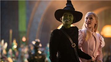 Cynthia Erivo als Elphaba und US-Popstar Ariana Grande als Glinda glänzen in „Wicked“.