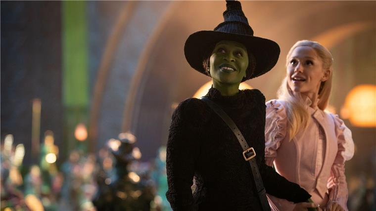 Cynthia Erivo (l) als Elphaba und Ariana Grande als Glinda.