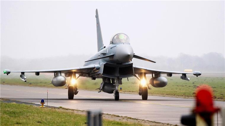 Da auch die Landebahn am Nato-Luftwaffenstützpunkt in Wittmund erneuert wird, mussten die dort stationierten Eurofighter vorübergehend umziehen.