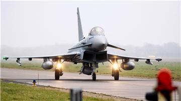Da auch die Landebahn am Nato-Luftwaffenstützpunkt in Wittmund erneuert wird, mussten die dort stationierten Eurofighter vorübergehend umziehen.