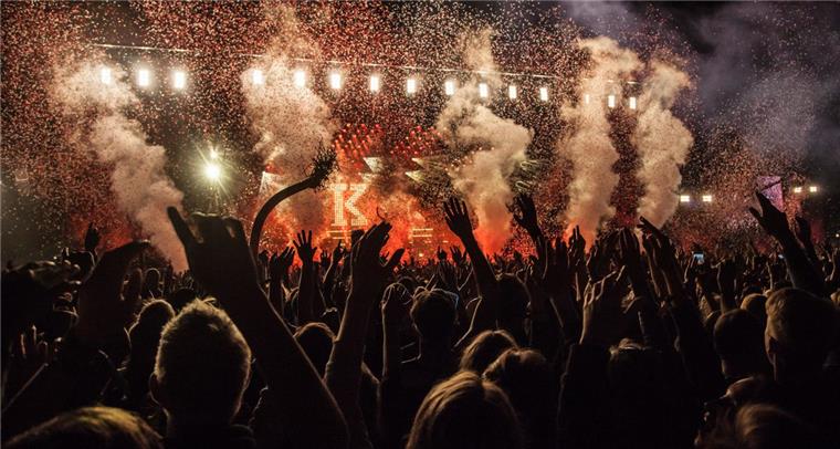 Zahl des Tages: 40.000 Deichbrand-Tickets sind schon weg Da "brennt" der Deich: Vom 21. bis 24. Juli lassen es 120 Bands bei der 12. Deichbrand-Auflage am Nordholzer Flughafen rocken.
