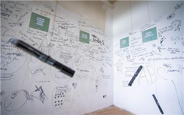 Da fliegen die Stifte: Junge Kreative aus Bremerhaven laden dazu ein, Ideen für die Nutzung ihres Hauses in der "Alten Bürger" 218 an die Wand zu schreiben.