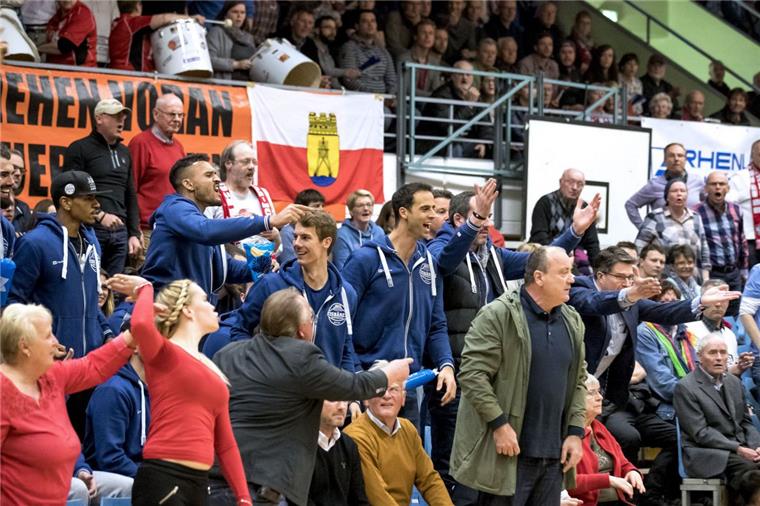 Basketballer von Rot-Weiss Cuxhaven sind gerettet Da freuen sich auch die Eisbären. Die Basketballer von Rot-Weiss Cuxhaven können den Aufstieg in die ProB wahrnehmen. Foto Adelmann