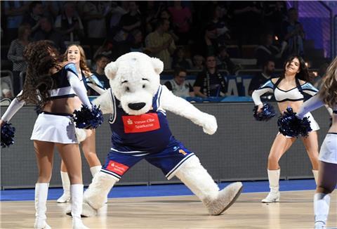 Da geht Maskottchen Dunky steil. Die Eisbären feierten einen dreistelligen Erfolg gegen Schlusslicht Ehingen. 