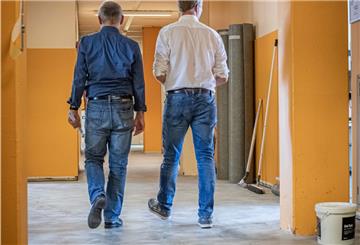 Da geht noch was: Für endlos lange Schulflure gibts in diesen Ferien und darüber hinaus neue Linoleumböden. Holger Schneeberg, Technischer Betriebsleiter bei Seestadt-Immobilien (rechts) und Architekt Nico Dohm sind froh, dafür rund 200.000 Euro Bundesfördergeld zu bekommen.