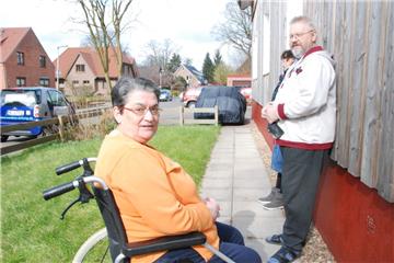 Da geht’s für Dorothea Preuß nicht weiter. Das Auto stellte für die Rollstuhlfahrerin ein unüberwindliches Hindernis dar. Sie und ihr Ehemann Wolfgang setzten sich zur Wehr. Am Dienstagabend ließ der Vermieter das Auto ein Stück zurücksetzen. 