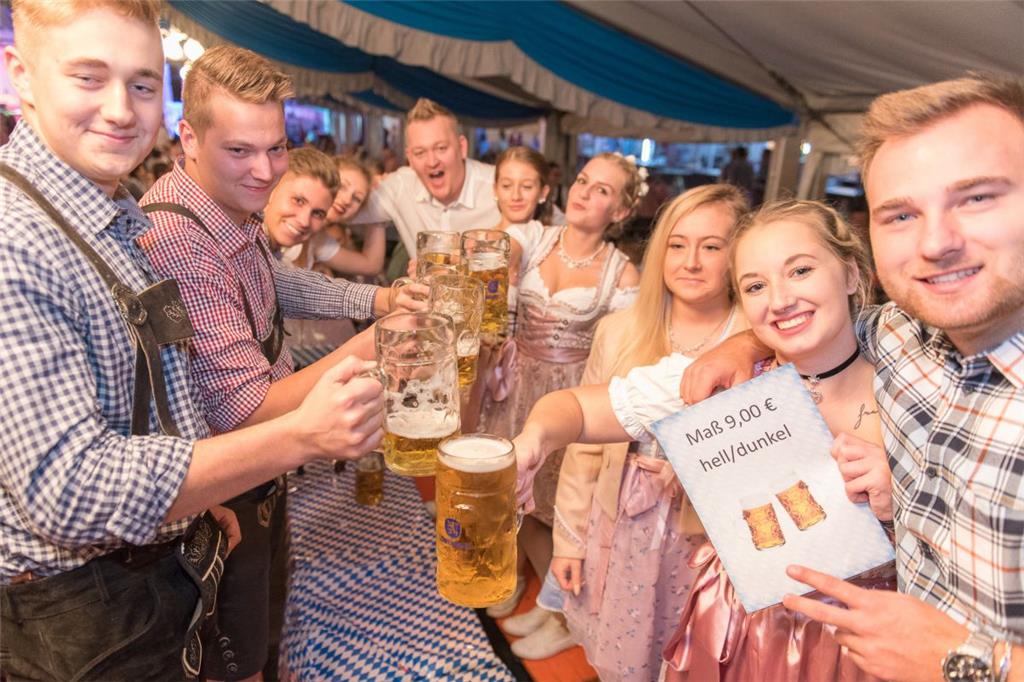 Da gingen einige Maß über die Tische. Foto Adebahr