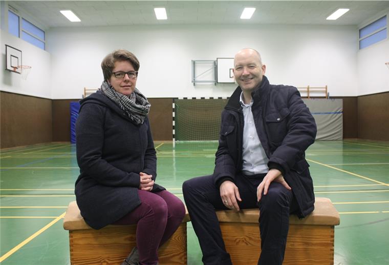 Turnhalle in Uthlede bleibt Dauerbrenner Da haben sie noch gut lachen: Vor einem Jahr hofften Grundschulleiterin Nadine König und Uthledes Ortsbürgermeister Marco Vehrenkamp, dass die langjährige Sanierung der Turnhalle bald ein Ende findet.