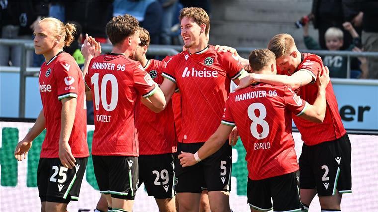 Da Hannover 96 noch Hoffnung: Torschütze Phil Neumann jubelt mit seinen Teamkollegen nach der Führung.  