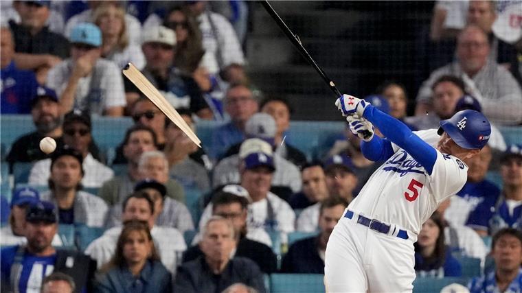 Dodgers-Spieler schreibt Baseball-Geschichte Da hatte Freddie Freeman nach kein Glück - der Schläger bricht im 4. Inning.