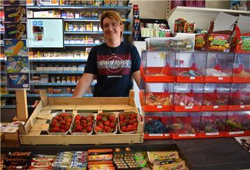 Da hatte sie noch gut lachen: Janina Schock, Betreiberin von Kalli's Kiosk, hoffte im Sommer noch, den Kiosk retten zu können. Aber das hat nicht geklappt.