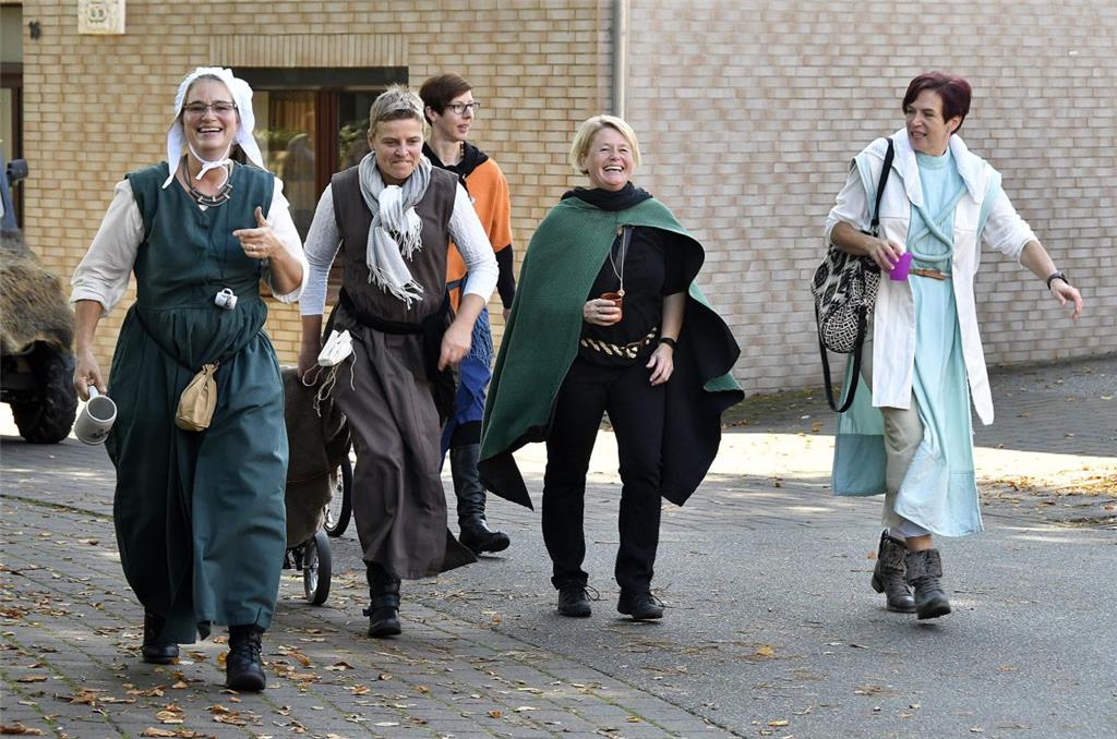 Da hatten die Wurster Jungfern und Mägde richtig Mühe, dem Umzug zu folgen. Foto...