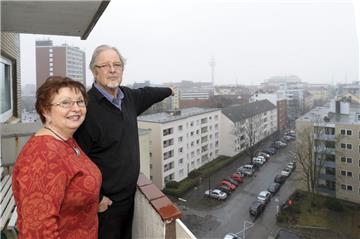 „Da hinten auf dem Theodor-Heuss-Platz haben wir demonstriert“: Anke Just-Knischka und Werner Seltz zeigen die Richtung an. In den 70er Jahren gingen sie gegen den Lehrermangel auf die Straße.