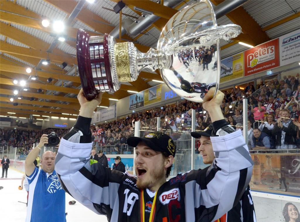 Da ist der Pokal: Marian Dejdar freut sich über den Titel. 2014 feiert er mit de...