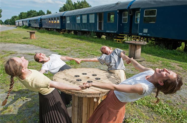 Da ist die Freude groß. Für die Kulturarbeit mit Kindern und Jugendlichen erhält die Theatergruppe "Das letzte Kleinod" aus Schiffdorf Geld von der Klosterkammer Hannover. Markenzeichen der Theatergruppe ist der Ozeanblaue Zug, mit dem Stücke an Originalschauplätzen aufgeführt werden.