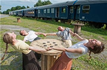 Da ist die Freude groß. Für die Kulturarbeit mit Kindern und Jugendlichen erhält die Theatergruppe "Das letzte Kleinod" aus Schiffdorf Geld von der Klosterkammer Hannover. Markenzeichen der Theatergruppe ist der Ozeanblaue Zug, mit dem Stücke an Originalschauplätzen aufgeführt werden.