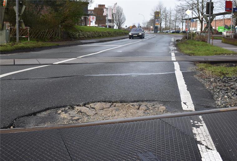 Da ist ganz schön was weggebrochen im Asphalt: der Bahnübergang in Loxstedt.