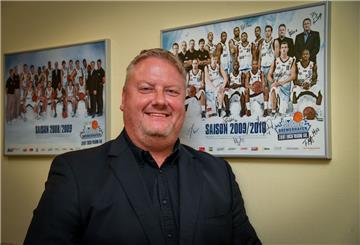 Da kommen Erinnerungen bei Stephan Völkel auf. Der neue Geschäftsführer der Eisbären steht vor einem Mannschaftsfoto aus der Saison 2009/2010, auf dem er in seiner damaligen Funktion als Assistenztrainer zu erkennen ist.