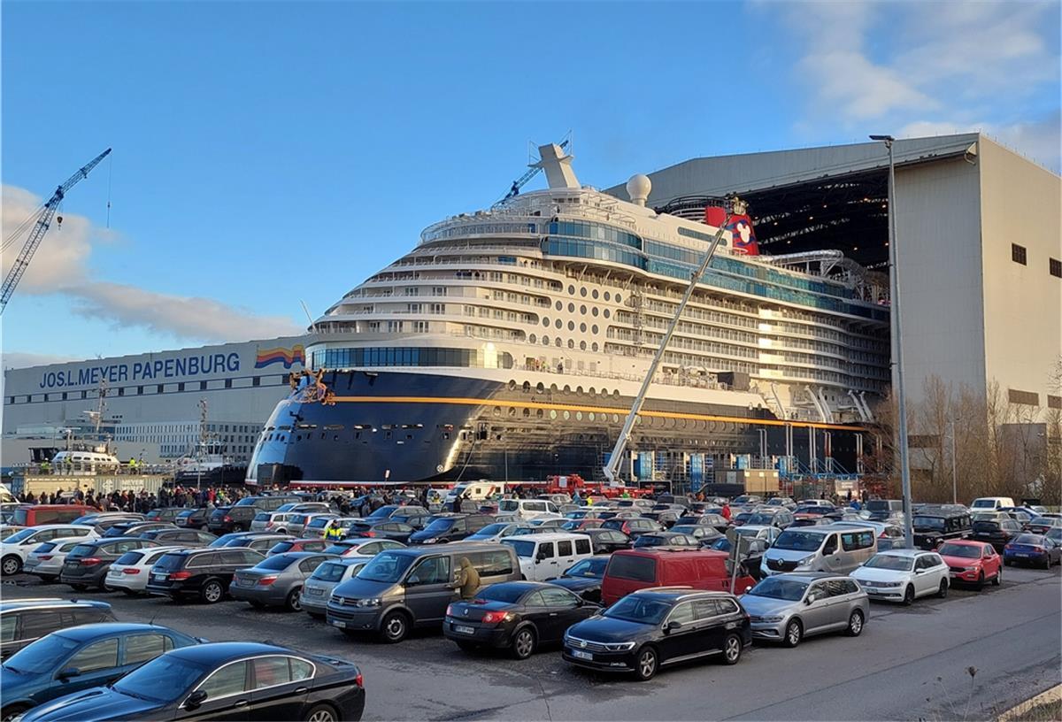 Da kommt die „Disney Wish“: Das Schiff wird rückwärts aus der Schiffbauhalle gezogen. 