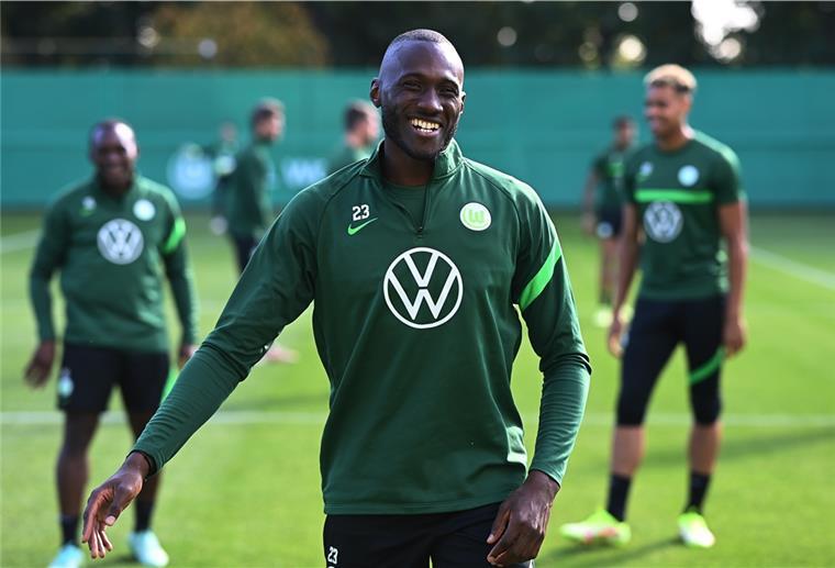Wolfsburgs Guilavogui erleidet Nasenbeinbruch im Training Da lachte er noch: Wolfsburgs Josuha Guilavogui hat sich nach einem Zusammenstoß mit Angreifer Felix Nmecha die Nase gebrochen.