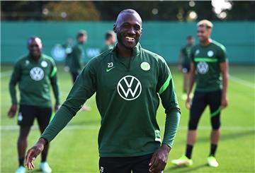 Da lachte er noch: Wolfsburgs Josuha Guilavogui hat sich nach einem Zusammenstoß mit Angreifer Felix Nmecha die Nase gebrochen.