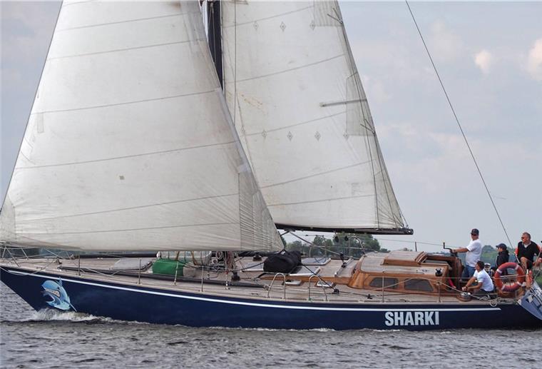 Da segelte sie noch: Die „Sharki“ ist in der Nacht zu Mittwoch vor Cuxhaven gesunken. Sie soll am Donnerstagnachmittag geborgen werden.
