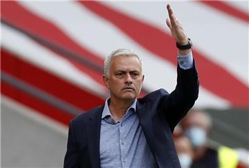 Da stimmt was nicht, dachte sich Coach Jose Mourinho. Recht hatte er: Bei der UEFA-Partie in Nordmazedonien fehlte dem Tor fünf Zentimeter. 