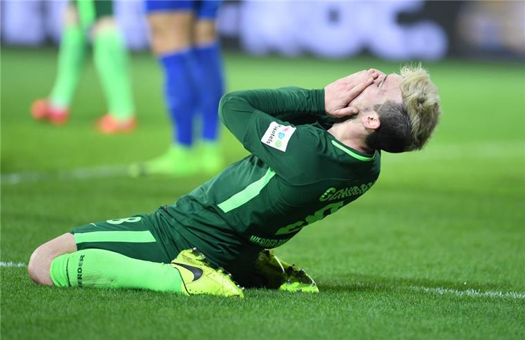 Da verzeifelt nicht nur  Jerome Gondorf . Werder hat gegen Hertha BSC wichtige Punkte liegen lassen.