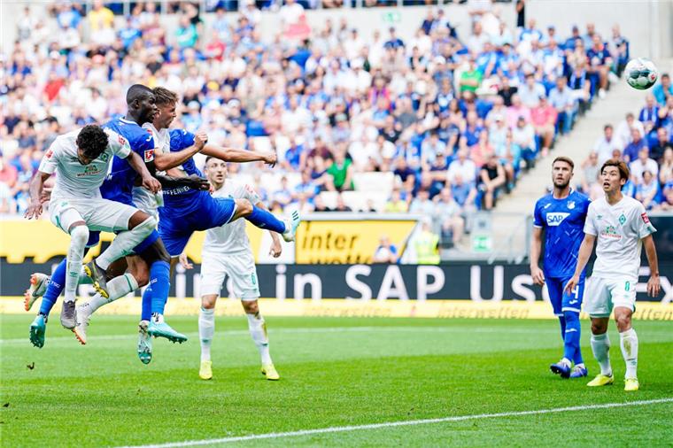 Werder Bremen patzt erneut Da war Bremens Welt noch in Ordnung: Niclas Füllkrug erzielt per Kopfball das Tor zum 0:1 gegen Hoffenheim.