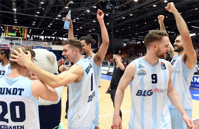 Da war die Freude groß bei den Eisbären-Profis. Am 1. Mai 2018 wude nach einem 87:74 gegen Gießen der Klassenerhalt in der Stadthalle gefeiert.