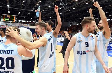 Da war die Freude groß bei den Eisbären-Profis. Am 1. Mai 2018 wude nach einem 87:74 gegen Gießen der Klassenerhalt in der Stadthalle gefeiert.
