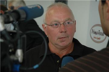 Da war die Welt beim TuS Heeslingen noch in Ordnung: Bernhard Eckhoff gibt nach dem DFB-Pokalspiel gegen Energie Cottbus im August 2010 ein Interview, in dem es um Fußball geht. Seit November 2011 beschäftigt sich der TuS-Vorsitzende fast nur noch mit Rechtsstreitigkeiten. 