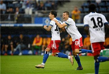 Fußball: 2. Bundesliga, 2. Spieltag: Hamburger SV - Dynamo Dresden im Volksparkstadion. Hamburgs Ludovit Reis (l) jubelt nach seinem Treffer zum 1:0 mit Jonas Meffert. 