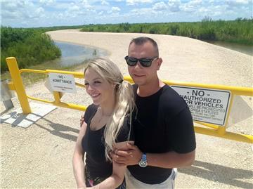 Da war noch alles gut: Manuela Felix und Karl Wilma haben die ersten Tage ihres Florida-Urlaubs genossen. Doch Hurrikan Irma rollt an: Ihr Hotel mussten sie bereits verlassen, der Flug ist unsicher.