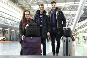Da wussten sie noch nichts von ihrem Glück: Die Studenten Ann-Kristin Hitzemann (von links), Adrian Büsing und Tim David Müller-Zitzke kurz vor ihrem Abflug nach Montreal.