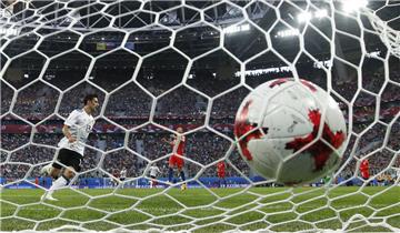 Da zappelt der Ball im Netz:  Lars Stindl trifft zum 1:0 gegen Chile..