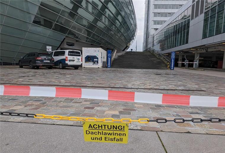 Eisfall im Juni? So lustig kann der Sommer in Bremerhaven sein Dachlawinen in Bremerhaven? Hat das mit dem Klimawandel zu tun?