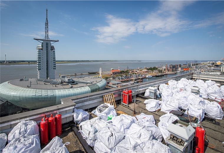Bremerhaven: Columbus-Center wartet auf den Kran Dachsanierungsarbeiten auf dem Columbus-Center. Der Abtransport des in weiße Säcke gepackten Schutts lässt derzeit noch auf sich warten.